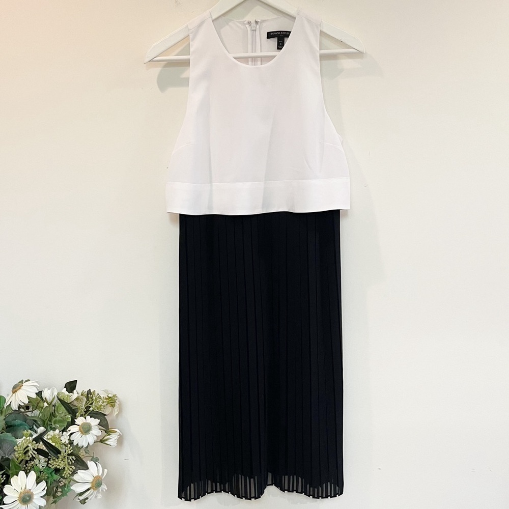 Banana Republic Pleated Black and White Sleeveless Dress Size 4 Petite